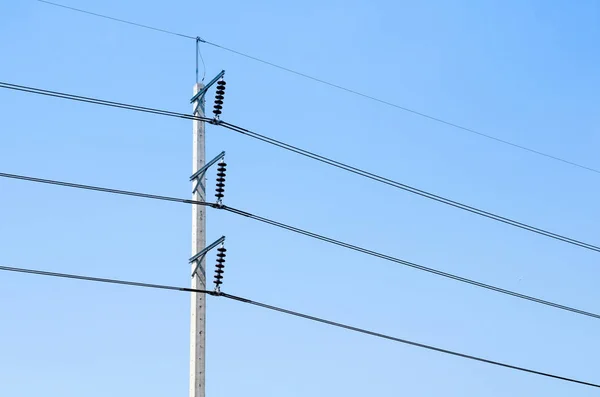 Elektrik Yazı Üzerine Mavi Gökyüzü — Stok fotoğraf