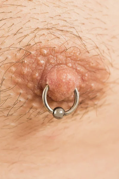 Nahaufnahme Eines Muskulösen Männlichen Oberkörpers Mit Einem Brustwarzenpiercing — Stockfoto