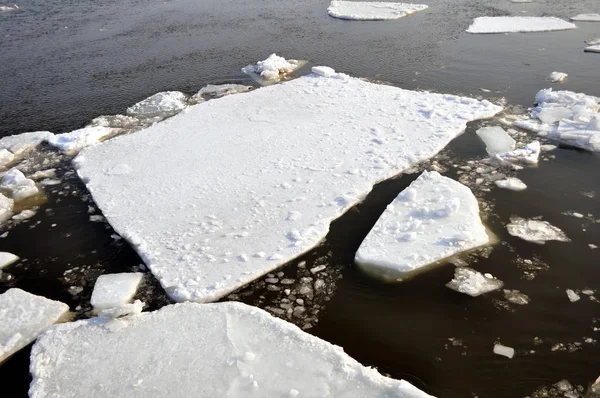 Vinterlandskap Isblock Som Flyter Floden — Stockfoto