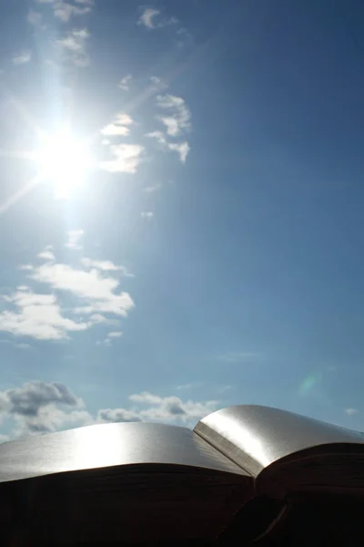 太陽空を背景に知恵の本 — ストック写真
