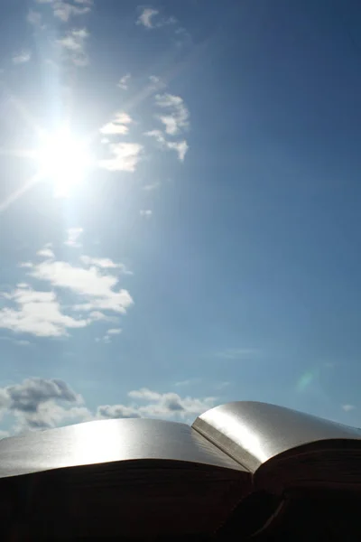 Libro Sabiduría Sobre Cielo Del Sol Fondo —  Fotos de Stock