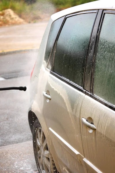 Een Auto Wassen Met Behulp Van Een Straal Water Shampoo — Stockfoto