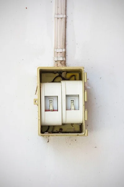 Eski Işık Anahtar Kirli Eski Duvar Kapalı Konumda — Stok fotoğraf