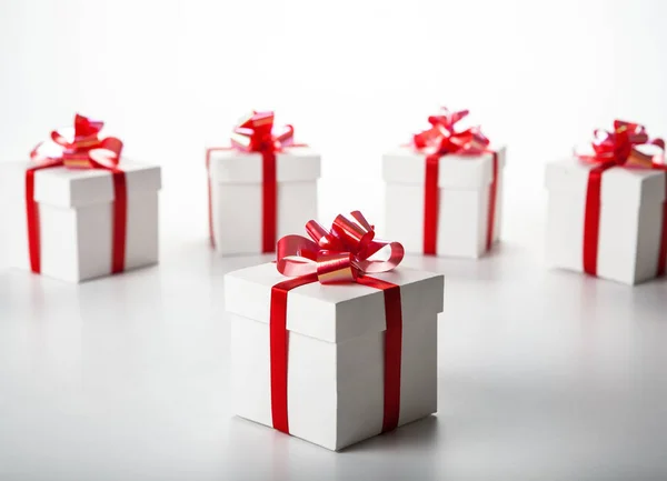 Cajas Regalo Blancas Con Cintas Rojas Lazos Gris — Foto de Stock