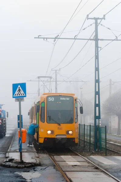 Nuovo Tram Con Passanger Che Sale Nella Nebbia — Foto Stock