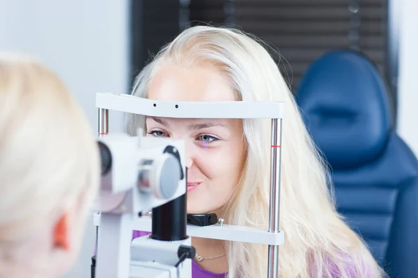 Concepto Optometría Una Paciente Joven Bonita Que Tiene Los Ojos —  Fotos de Stock