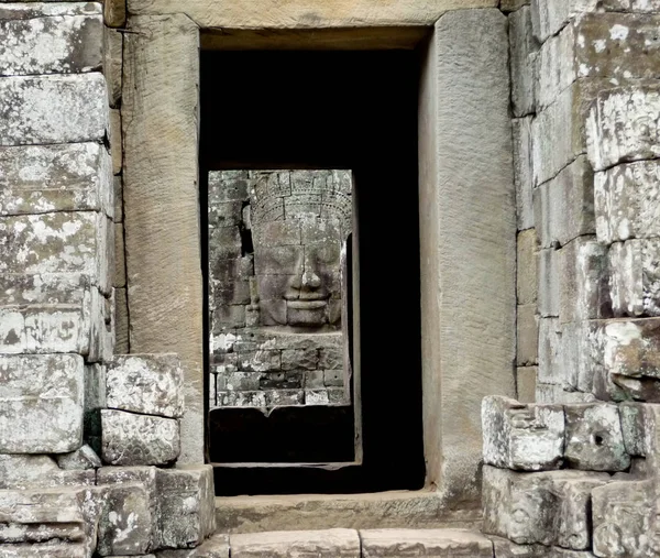 Torre Rosto Bayon Templo Emoldurado Por Uma Porta — Fotografia de Stock