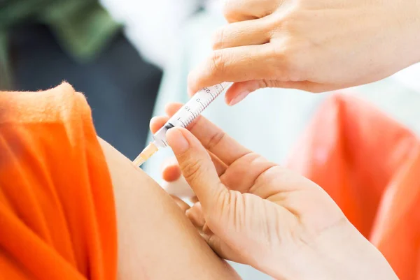 Médico Administró Una Aguja Vacunación — Foto de Stock