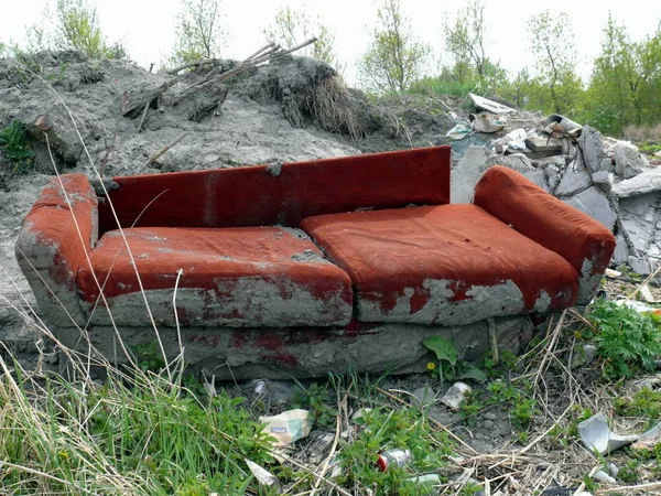 Altes Rotes Sofa Auf Der Müllkippe — Stockfoto