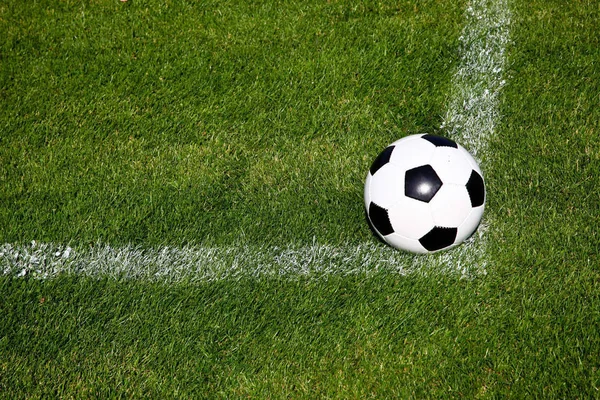 Fußball Der Ecke Des Platzes Auf Einem Frischen Rasenplatz — Stockfoto