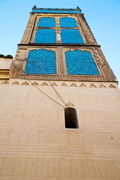 在摩洛哥非洲村庄和天空的老砖塔 — 图库照片