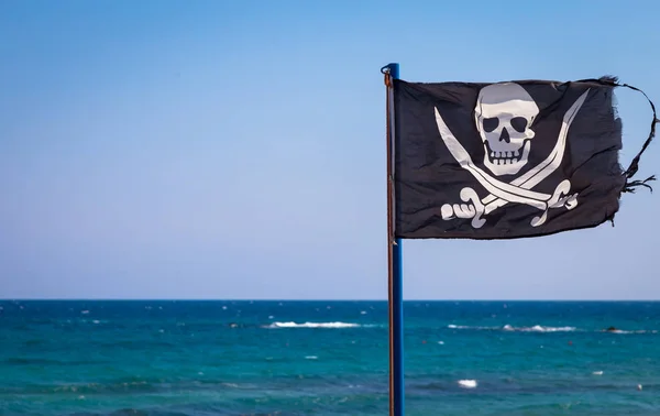 Copyspace 風の強い日に破損した海賊旗 — ストック写真