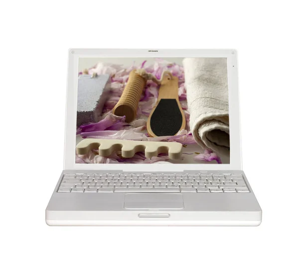 Laptop Branco Com Ferramentas Para Pedicure Tela Isolado Sobre Branco — Fotografia de Stock