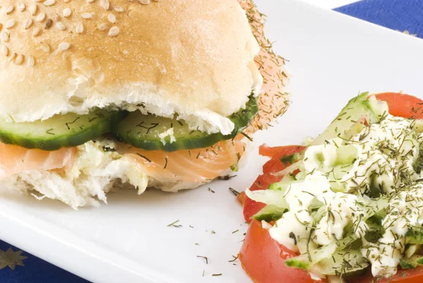 Primer Plano Bollo Sésamo Con Salmón Pepino Con Una Ensalada — Foto de Stock