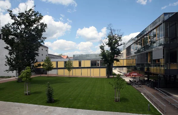 Parque Frente Edificio Moderno Centro Brno — Foto de Stock