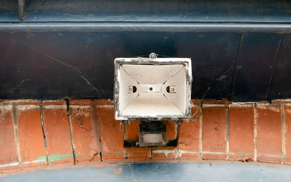 英国の門の外の金属の聞こえるランプ — ストック写真