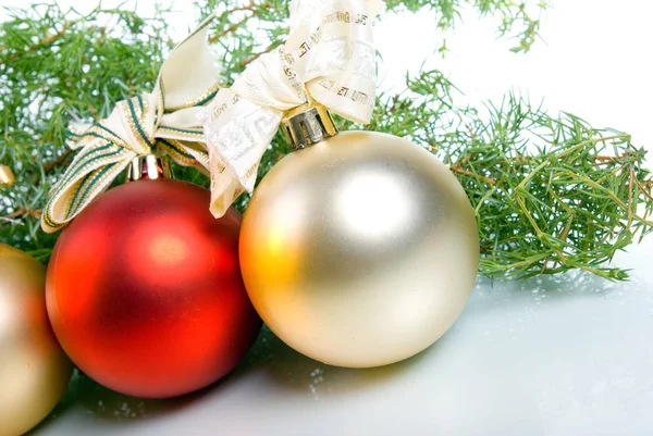 毛皮の枝の背景にクリスマスボーブル — ストック写真