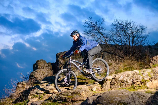 Radler Auf Dem Steinigen Weg Bei Sonnenuntergang Extremsportkonzept Freiraum Für — Stockfoto