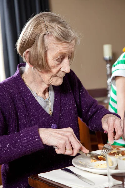 80岁的女士在餐厅吃午饭 — 图库照片