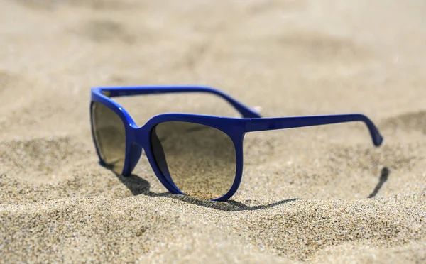 Óculos Sol Azuis Areia — Fotografia de Stock
