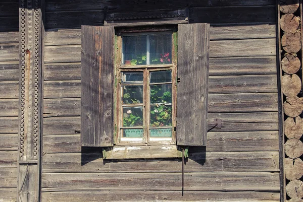 Відкрийте Вікно Квітами Дерев Яному Будинку Російський Сільській Місцевості — стокове фото