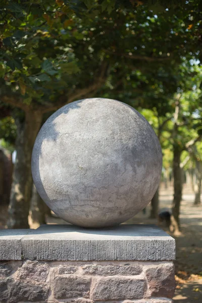 壁に石で作られたボール — ストック写真