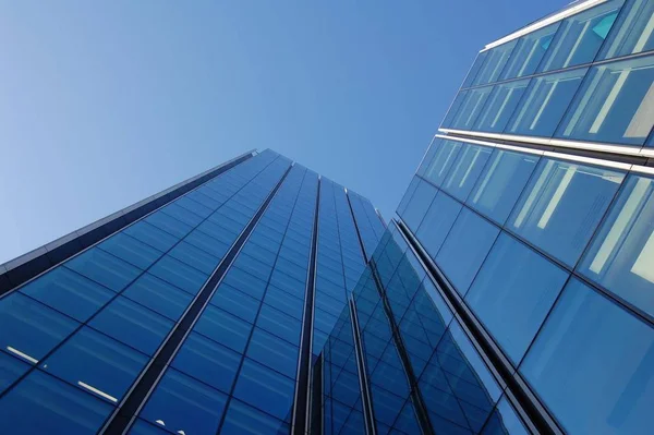 Grandes Edificios Vidrio Moderno Contra Cielo Azul — Foto de Stock