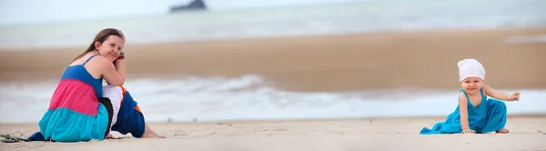 Foto Panorâmica Jovem Mãe Bebê Praia — Fotografia de Stock