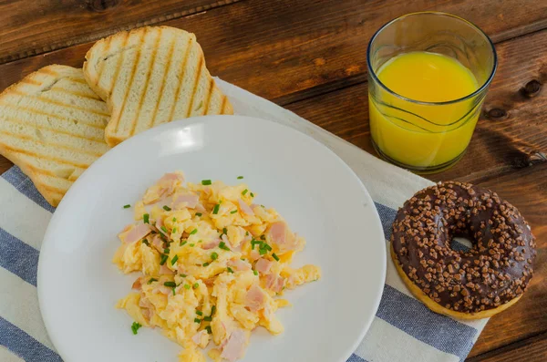 Huevos Revueltos Con Tostadas Rosquillas Madera —  Fotos de Stock