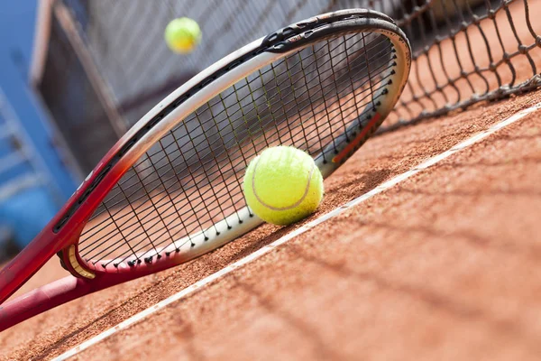 クレイコースのテニス用品を持つテニスの背景 — ストック写真