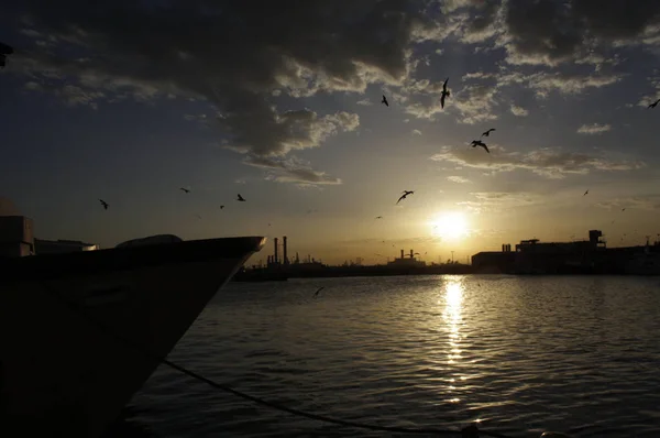 西班牙地中海卡斯特隆港美丽的日落 — 图库照片