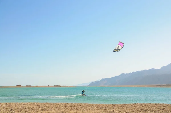 在礁湖四周沙漠高山 Kitesurfer — 图库照片