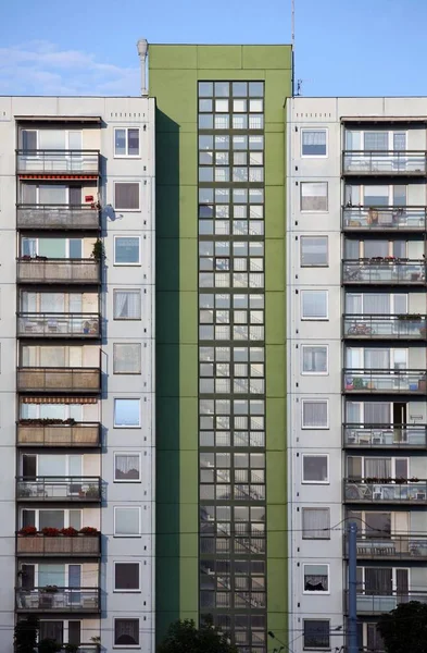 Casa Prefabricada Verde Gris Con Muchos Balcones Ventanas — Foto de Stock