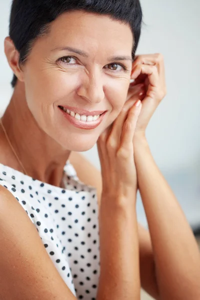 Retrato Una Hermosa Mujer Mediana Edad —  Fotos de Stock