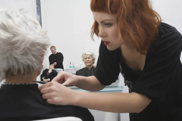 Γυναίκα Στυλίστας Που Δίνει Κούρεμα Στα Μαλλιά Της Ανώτερης Γυναίκας — Φωτογραφία Αρχείου
