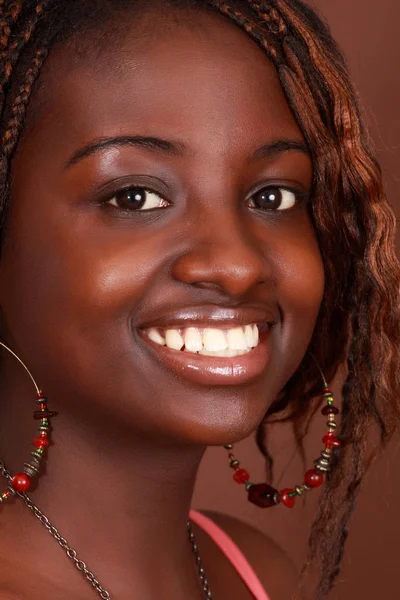 Retrato Uma Bela Jovem Africana — Fotografia de Stock