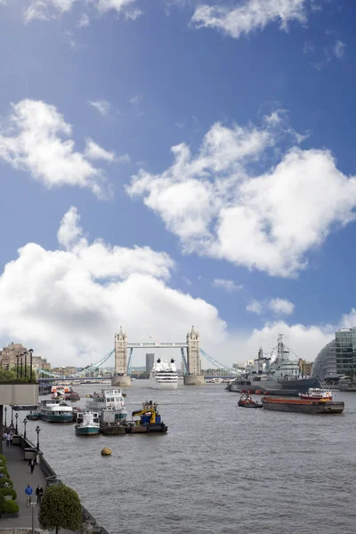 Londra Tower Köprüsü Nün Altında Çıkış Yapan Gemisi Cruise — Stok fotoğraf