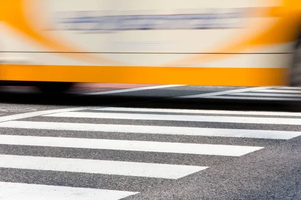 东京的出租车与斑马线运动的抽象图像 — 图库照片