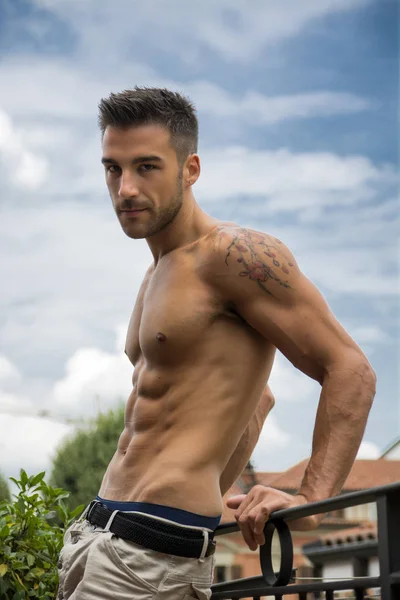 Guapo Sin Camisa Muscular Joven Aire Libre Mirando Cámara —  Fotos de Stock