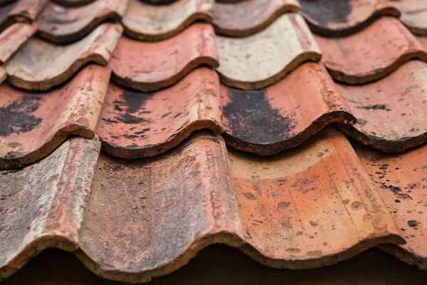 Stary Dach Pokryty Pomarańczowymi Płytkami Zbliżenie — Zdjęcie stockowe