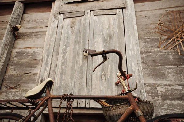 Altes Fahrrad Und Altes Holzhaus — Stockfoto