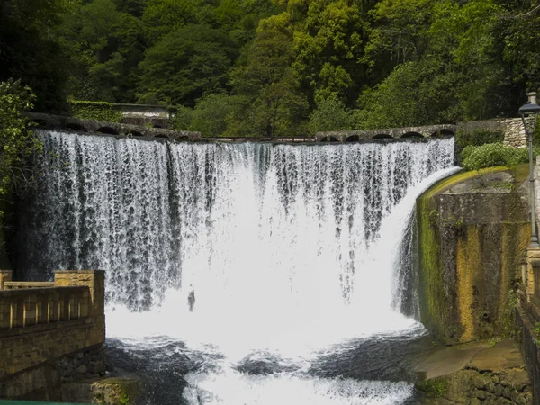 Les Chutes Dans Les Montagnes Coulent Haut Bruissent — Photo