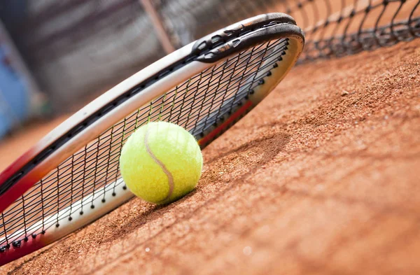 クレイコースのテニス用品を持つテニスの背景 — ストック写真