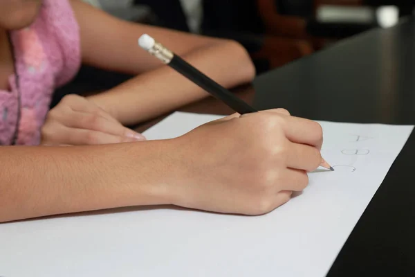 Mão Das Crianças Segurando Lápis Escrevendo Texto Livro Branco — Fotografia de Stock
