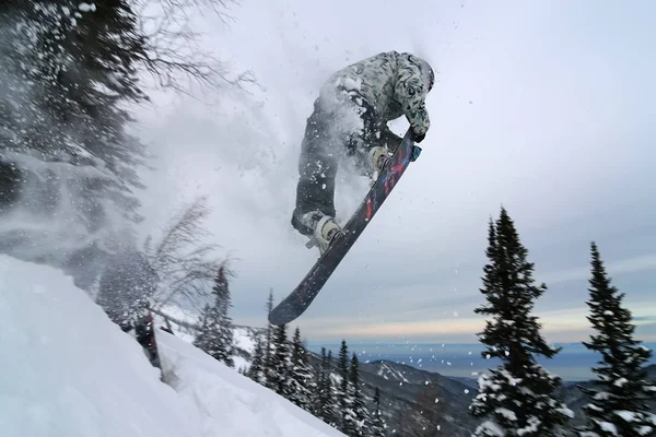Snowboarder Springen Doen Neus Grab Hoog Lucht — Stockfoto