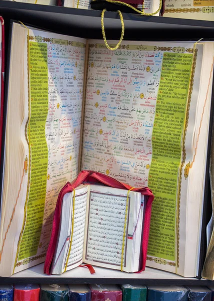 Ісламська Священному Корану Книги Полиці Ринку — стокове фото