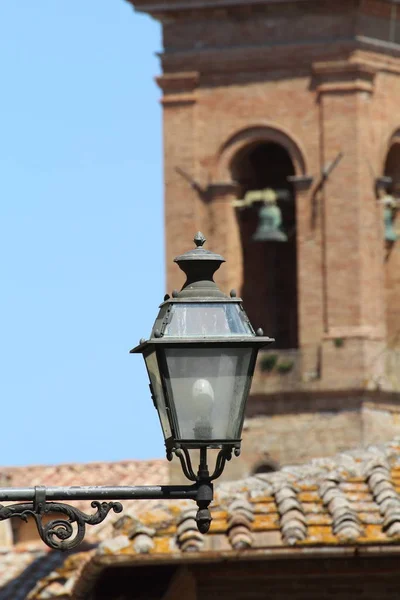 Farola Medieval Con Torre Iglesia Fondo — Foto de Stock