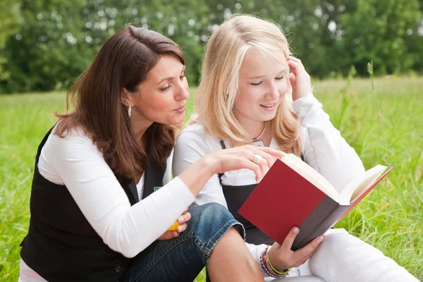 Chica Bonita Madre Mirando Libro Juntos — Foto de Stock