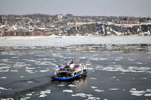 交通機関 冬に川を渡るフェリーボート — ストック写真