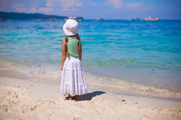 Liten Bedårande Flicka Tropisk Strand Med Turkost Vatten — Stockfoto